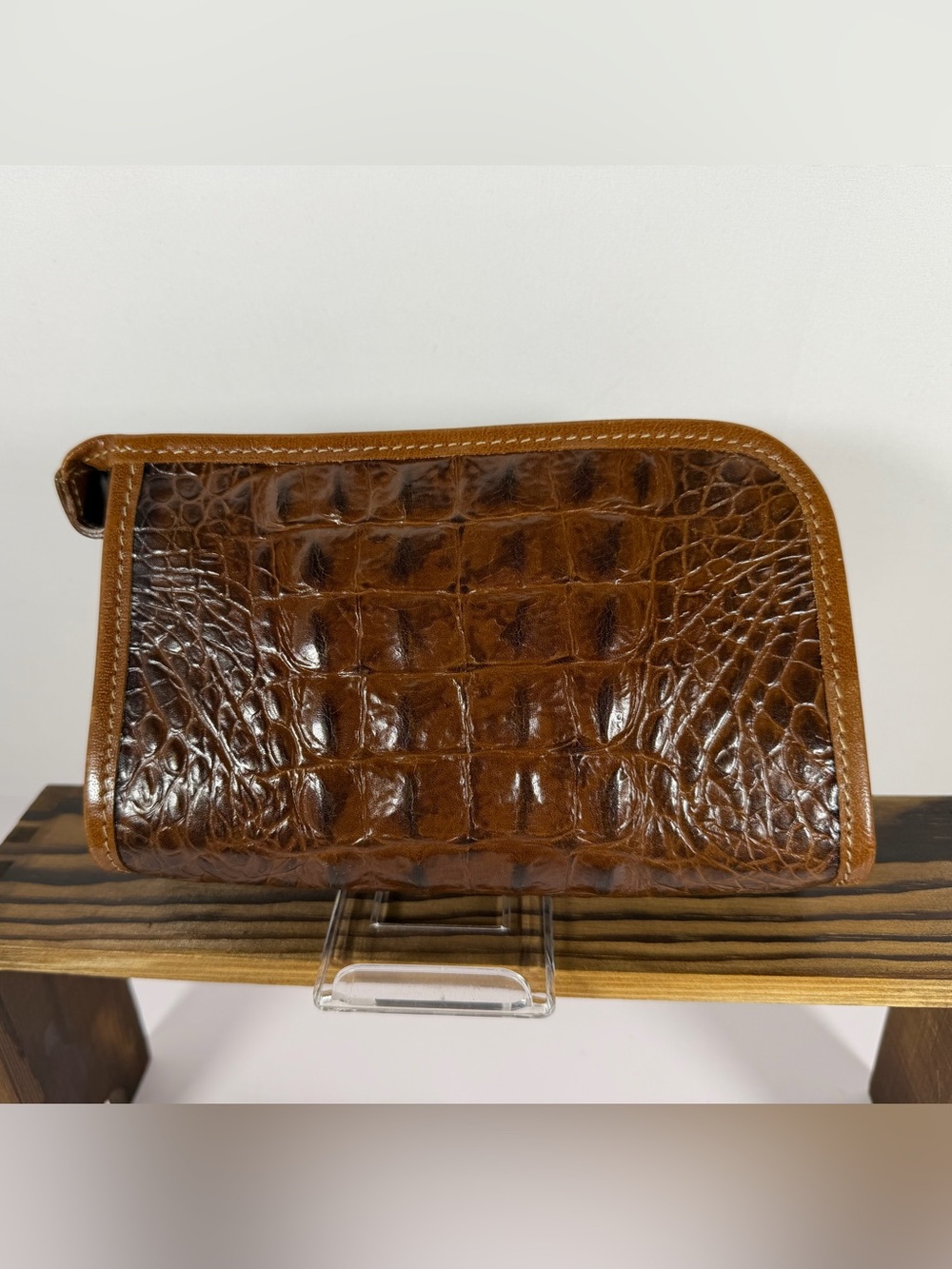 7541: Vintage Brahmin Brown Croc Embossed Leather Zip Clutch Wristlet